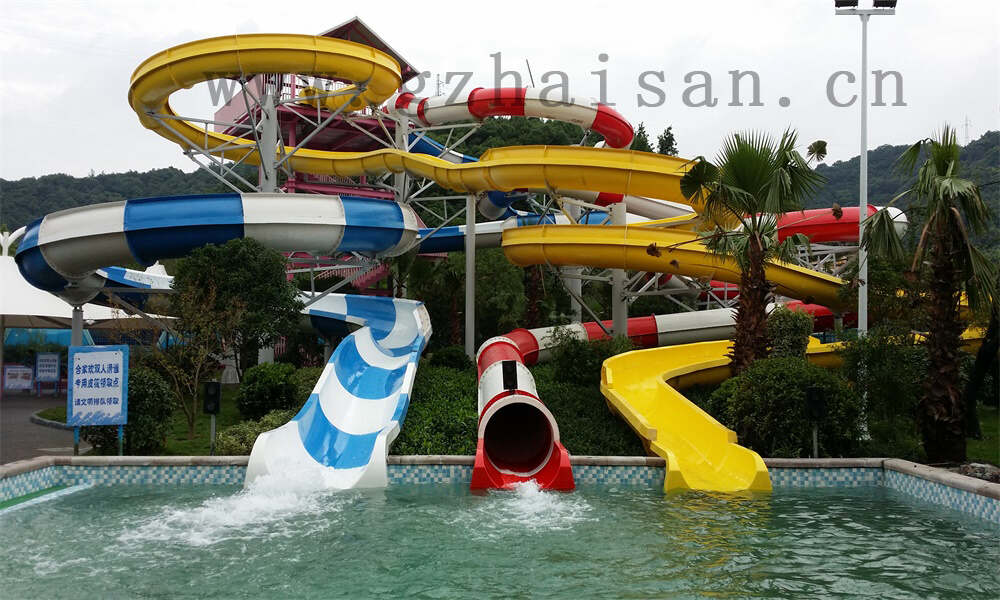 畅享激流勇进，水上飞龙滑梯的惊险之旅