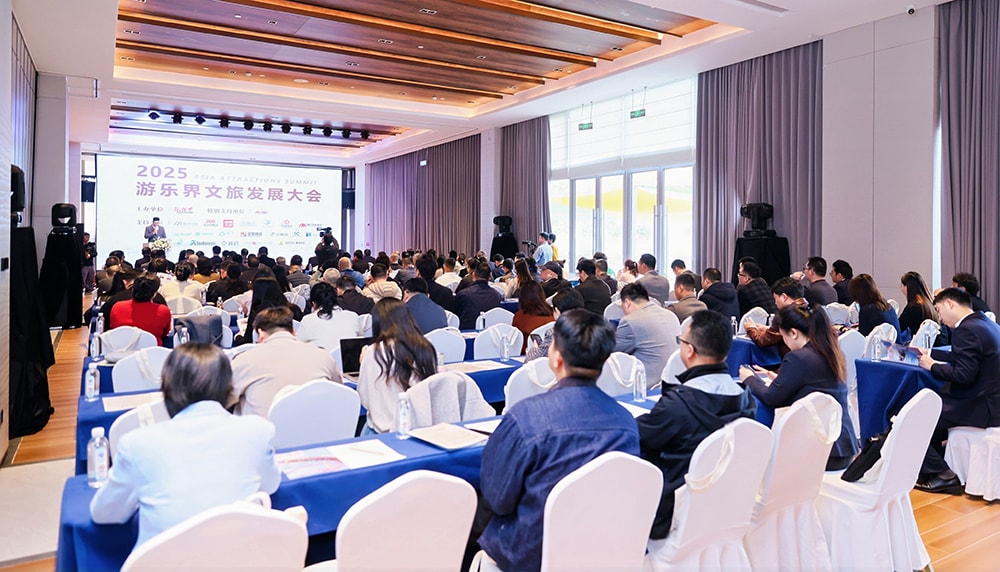 科技铸就非凡体验，专业成就行业标杆——jinnianhui今年会游乐荣膺2025金冠奖“杰出水滑道设备奖”